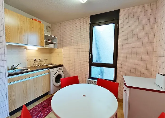 Apartment Frolise, T2, Centre, Wifi, Parking Couvert Gratuit, 4 Personnes *